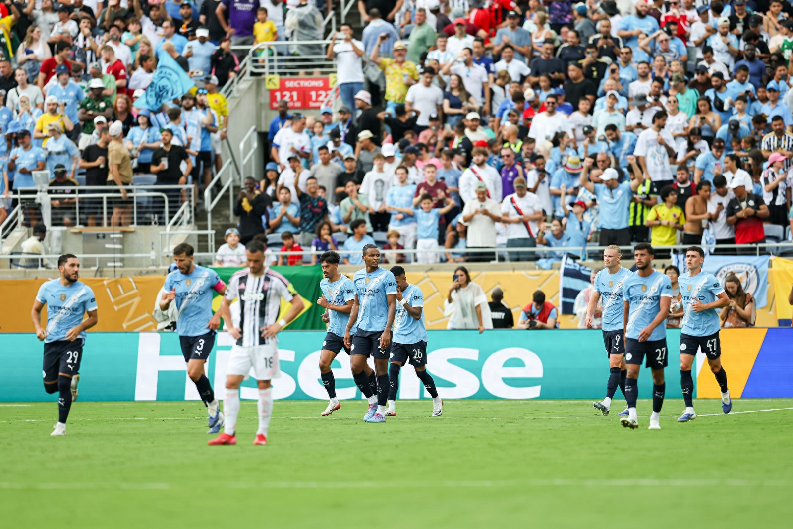 包含今晚荷甲焦点战，曼城主帅复盘，气氛紧张，身体对抗强度拉满的词条